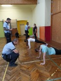 PŘES BARIÉRY S POLICIÍ