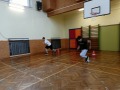 PŘES BARIÉRY S POLICIÍ